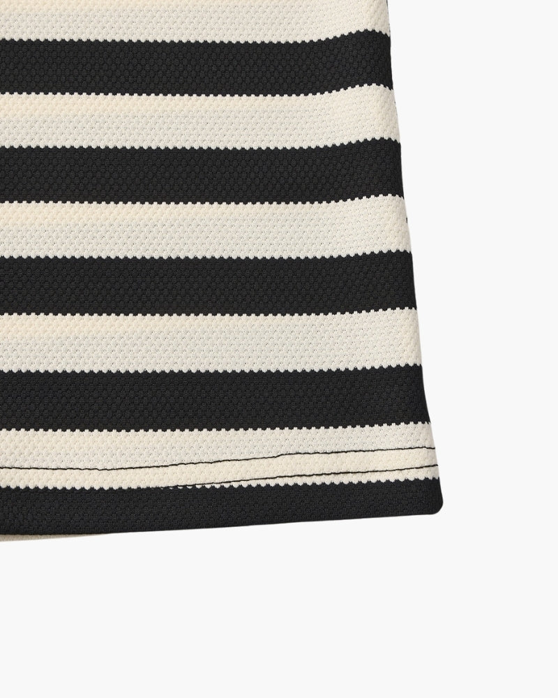 Koszulka polo z prążkowanej dzianiny z paskami w stylu retro i kontrastowym kołnierzykiem
