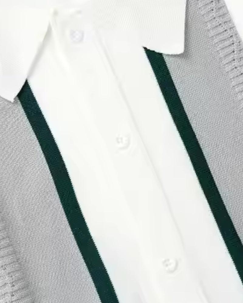 Dzianinowa koszulka polo z guzikami z przodu i pasiastym detalem
