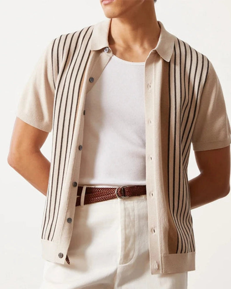 Koszulka polo z dzianiny z pasiastymi detalami i swobodną elegancją