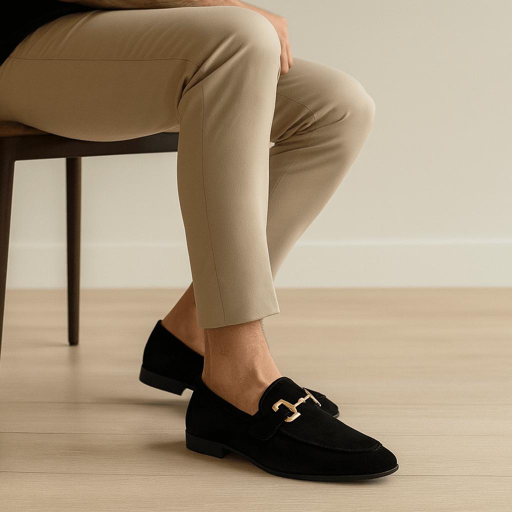 Zamszowe mokasyny z detalami w kształcie wędzidła końskiego – styl z noskiem migdałowym