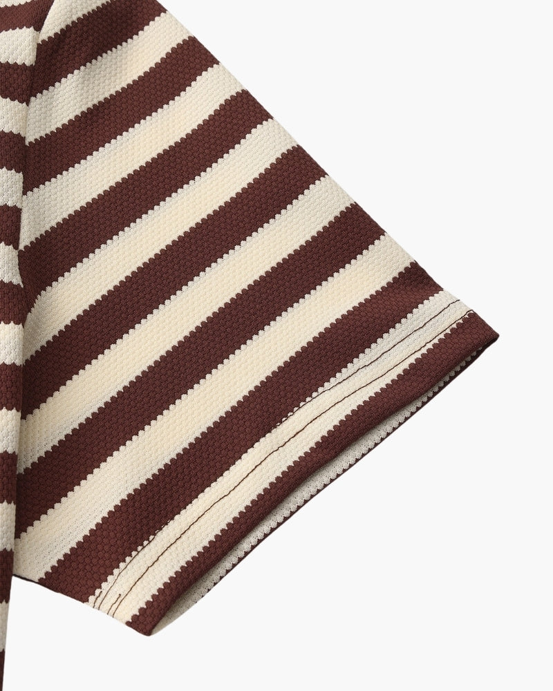 Koszulka polo z prążkowanej dzianiny z paskami w stylu retro i kontrastowym kołnierzykiem