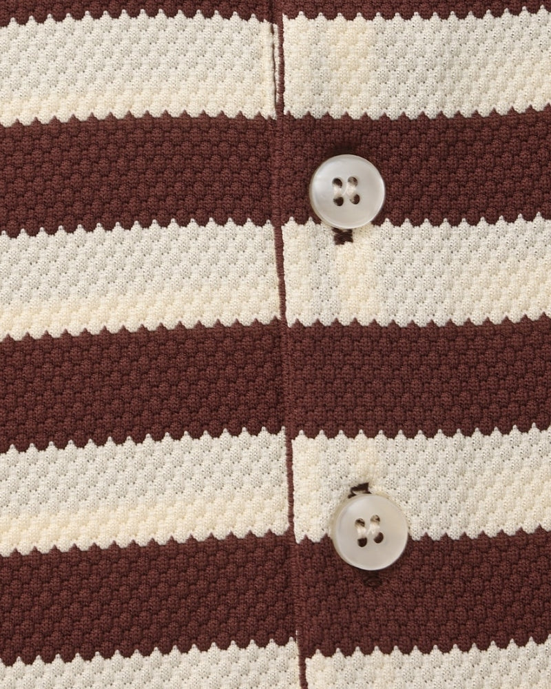 Koszulka polo z prążkowanej dzianiny z paskami w stylu retro i kontrastowym kołnierzykiem