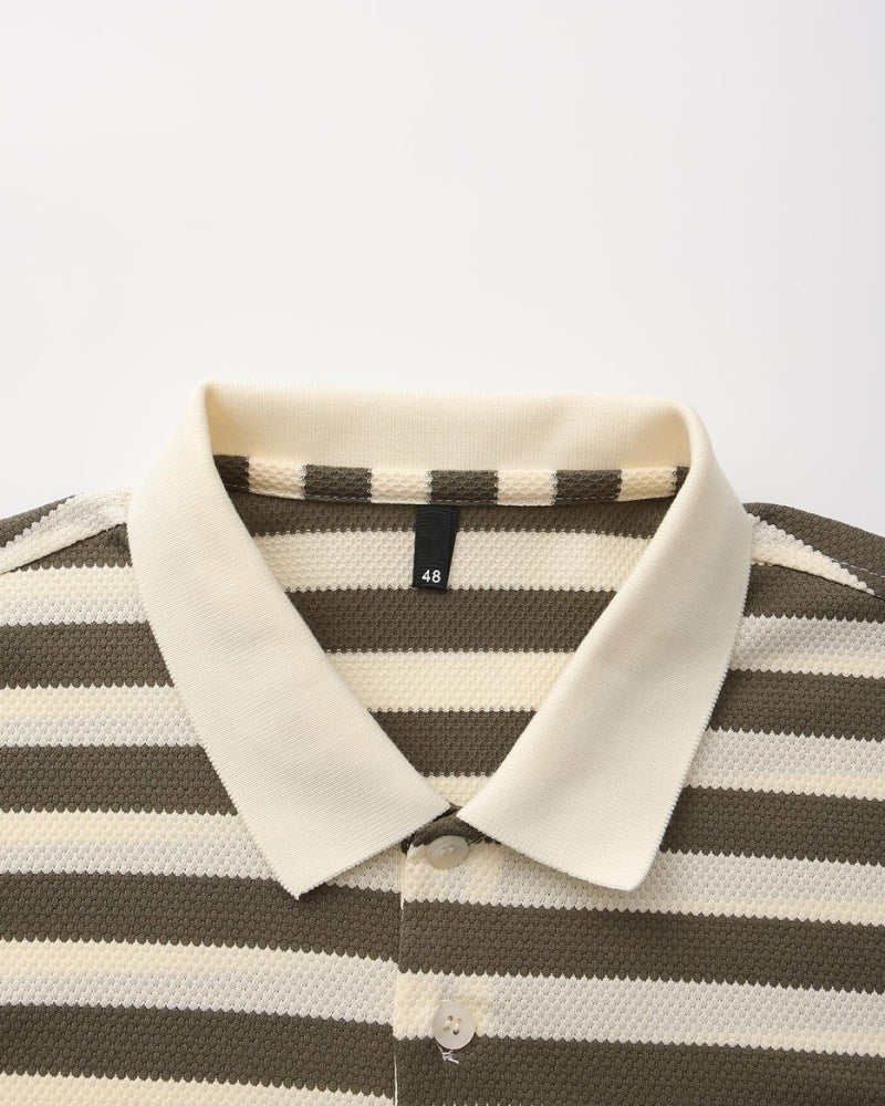 Koszulka polo z prążkowanej dzianiny z paskami w stylu retro i kontrastowym kołnierzykiem