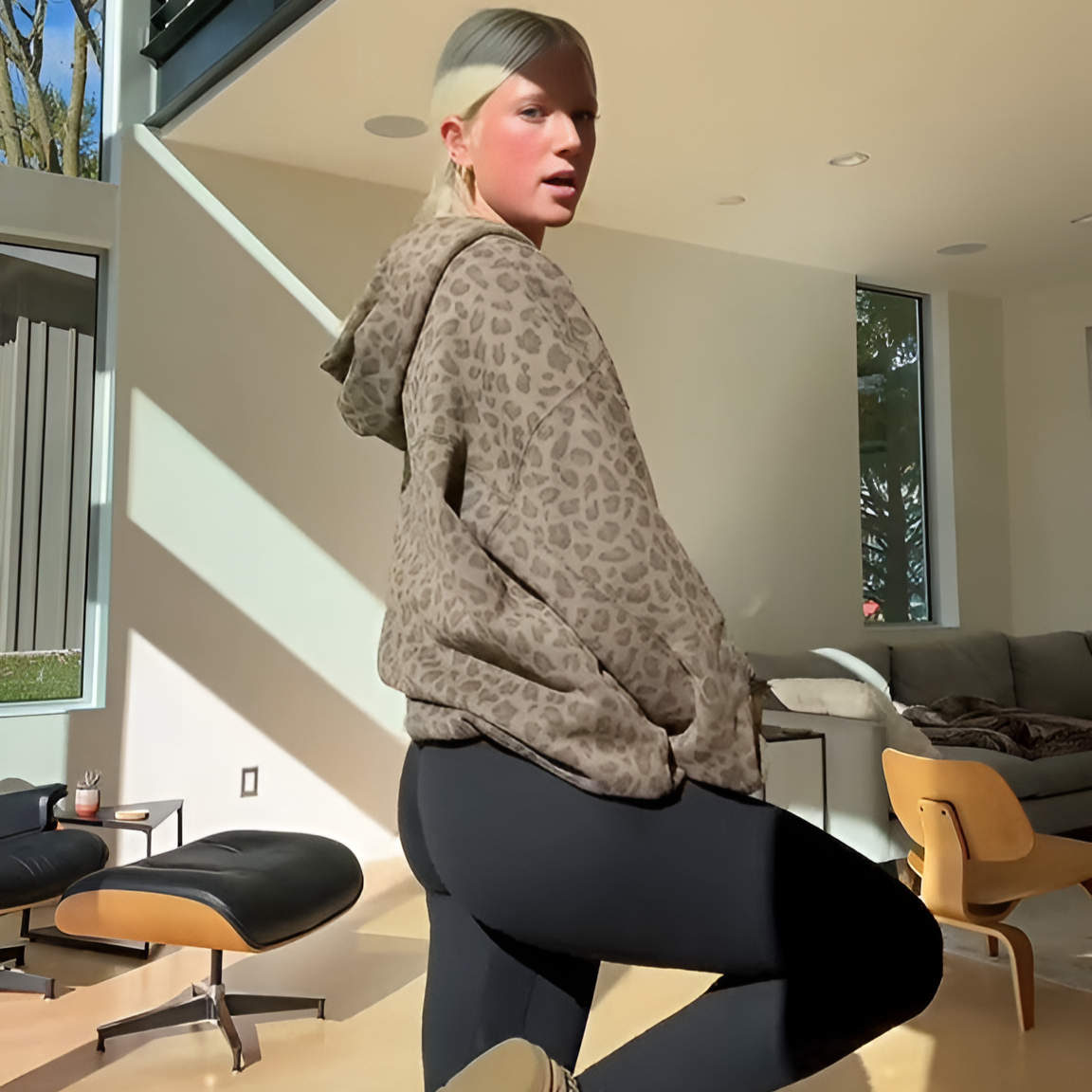 Casual Streetwear | Luźna bluza z kapturem w panterkę 4