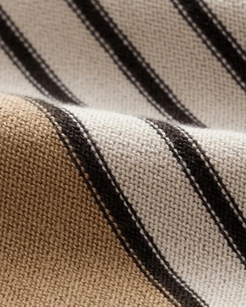 Koszulka polo z dzianiny z pasiastymi detalami i swobodną elegancją