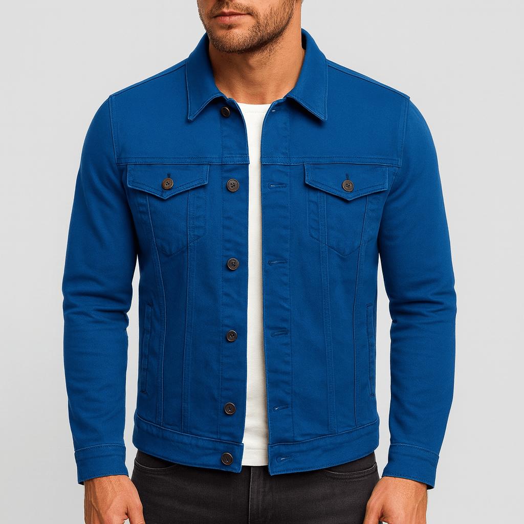 Kurtka o dopasowanym kroju z kieszeniami na piersi i klasycznym zapięciem na guziki