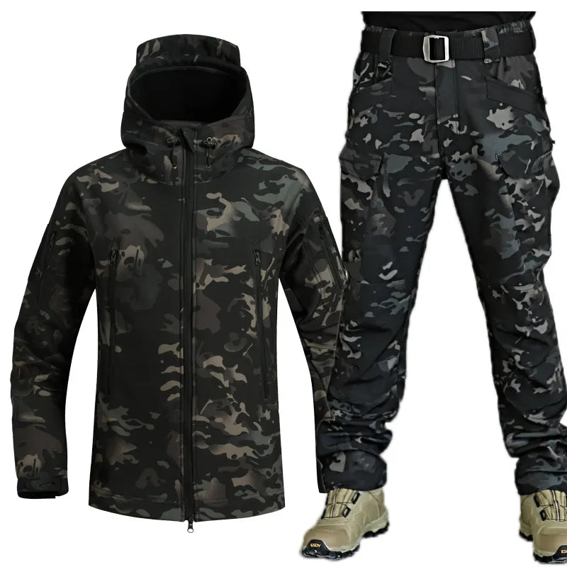 Męski komplet outdoorowy softshell, kurtka z kapturem i spodnie taktyczne z paskiem, na trekking i survival - Ciemny kamuflaż